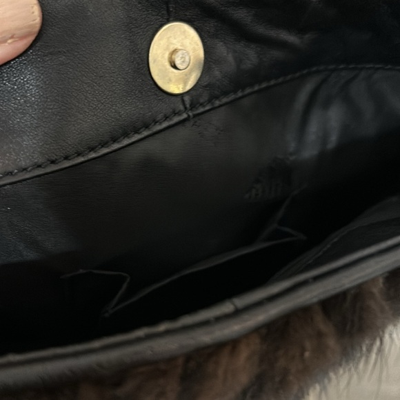 Really mink blk handbag made in Italy 🇮🇹 beautiful gold chain blk leather - Picture 5 of 5